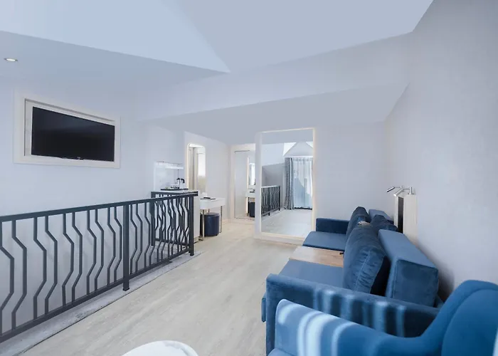 Lago Hotel Resort Side